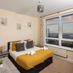 Ashford Penthouse Apartment near town with free parking, linens & towels great for contractors or families