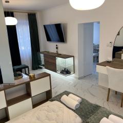 La Luna Premium Deluxe Apartment with Free Jacuzzi, Bikes & Covered Parking