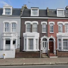 Cheerful 4 Bedroom Victorian house with back courtyard