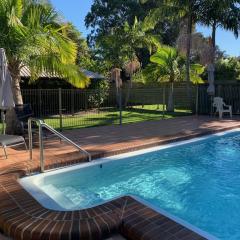 Sunny, 2-bedroom apartment with pool, 200m from Caseys beach