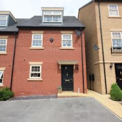 Stunning 3 bedroom home with free parking, free wifi and Netflix, Company workers welcome short term and long term