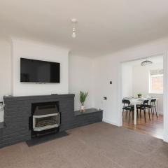 Skyvillion - STEVENAGE SPACIOUS & COZY 3Bed House with Parking, Wifi, Garden