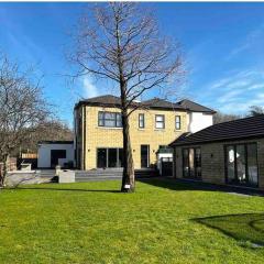 Manchester Luxury Country House Close To The City With Hot Tub & BBQ Fire Pit.