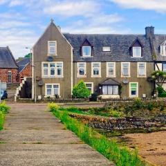 Inviting 1-Bed Apartment in Campbeltown Loch views