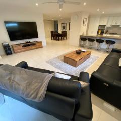Sun-lovers Beach House - Walk to beach/shops!
