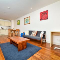 Pass the Keys Super Central Spacious 2 Bed Apartment with Parking