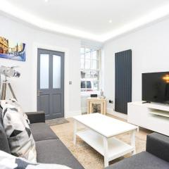 Ultra Modern, Stylish Apartment Next To Princes St