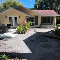 Private Villa with outside garden walk to the bay and Ringling Museum minutes from downtown