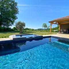 Villa moderne , neuve piscine jacuzzi .