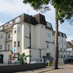 2-Bed Coastal Apartment - Sleeps 4 & Views
