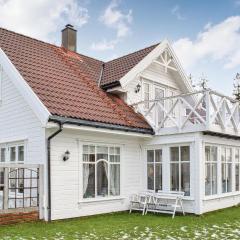 Stunning Home In Fjell With Wifi And 3 Bedrooms