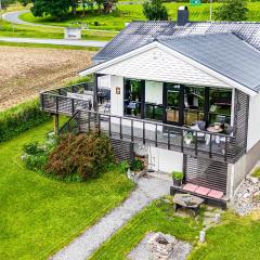 Gorgeous Home In Vestnes With Wifi