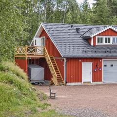 2 Bedroom Cozy Apartment In Årjäng