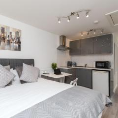 Findon- Stylish Suite 10mins close to Airport