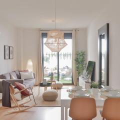 C88 - Deluxe Apartment Downtown with Pool and Parking
