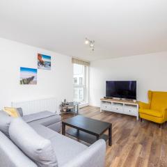 JOIVY Modern 2 bed flat near Inverleith Park, with terrace and free parking