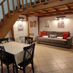 GEMELLI HOLIDAYS - Monte Mario Station connecting to center in 20 minutes, 2 easy lofts, groundfloor with courtyard, mezzanine bedroom, baby & pet friendly, 2 steps from groceries, restaurants, park, bus, cycle path - Warm guest care in 4 languages
