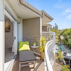 Andari Apartment 2, Sunshine Beach, Beachfront Street and just steps to Surf-club