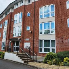 global relocation 2 Bed Apt Near Hatfield Station Free Parking
