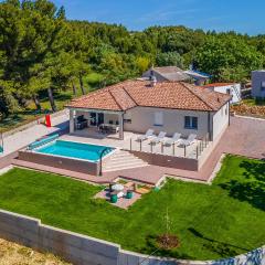 Gorgeous Home In Medulin With Wifi
