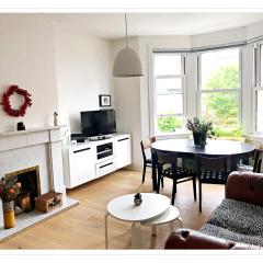 Spacious and modern 2 bedroom flat near Dean Village