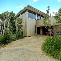 Stylish Holiday Home opposite Surf