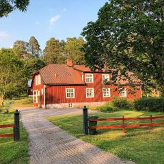 Cozy Home In Mantorp With Wifi