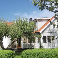 Beautiful Home In Vstra Frlunda With 3 Bedrooms, Sauna And Wifi