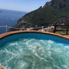 VILLA LA TAGLIATA spectacular jacuzzi tub amazing view and private parking garage