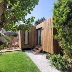 "La cabane du sentier", logement original en bois et sur pilotis avec beau jardin et très proche de la mer