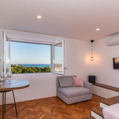 TOP FLOOR MODERN APARTMENT WITH INCREDIBLE VIEWS