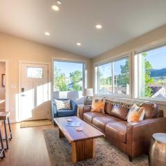 Modern Golden Cottage with Incredible Mountain View!