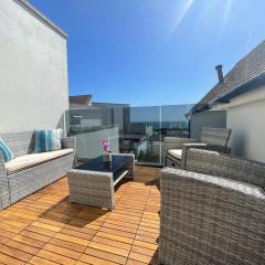 The Alice Apartment - by Coastline Retreats - Stunning Balcony Apartment with Sea Views - Alice in Wonderland Themed Secret Room - Luxury Copper Bath in Master Bedroom