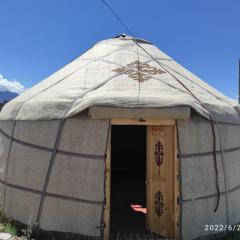 Guest house and Yurt camp "Ailuu"
