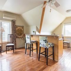 The Loft Upstairs! Private Cozy Quiet in Nature 1 or 2 Bedroom