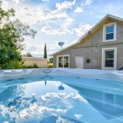 Cozy Zion farmhouse, cool or hot swim spa, fireplace & firepit