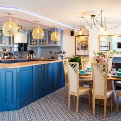 Cosy Open Plan Harbourside Inn with SuperKing Beds, Wood Burning Stove and Bar