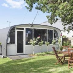 Chill at our Igloo cottage - 100m stroll to beach