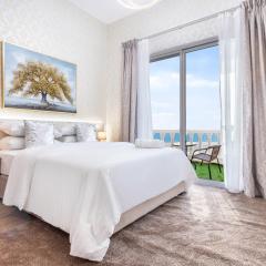 Live and experience a stunning Sea View Studio