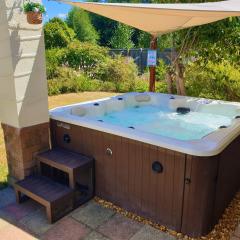 Lions Lodge: Great location with hot tub