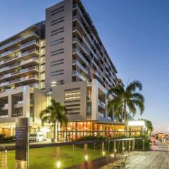 Lovely One Bedroom Apartment "Cairns Harbour Lights"