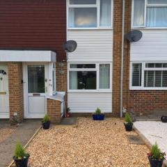 KB99 Comfy 2 Bedroom House in Horsham, pets very welcome with easy links to London and Gatwick