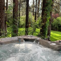 BLUEBEARY PINES-PERFECT ESCAPE-PRIVATE HOT TUB-WALK to SKI SHUTTLES