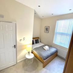 Coventry Large Sleeps 5 Person 4 Bedroom 4 Bath House Suitable for BHX NEC Solihull Rugby Warwick Contractors Ricoh Arena NHS Short & Long Business Stays Free Parking for 2 Vehicles, Close to City Centre High Speed Wifi
