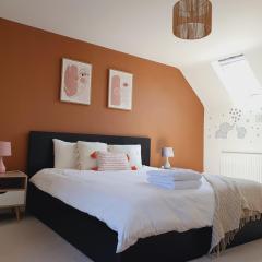 Queensize private room - en suite and free parking