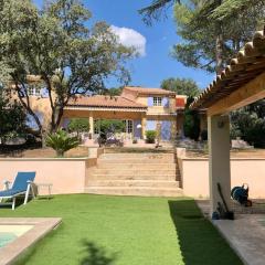 Villa Bois Romay dans le Luberon avec piscine, tennis et pétanque.