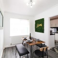 A Stylish 3 Bedroom House in Manchester - Parking