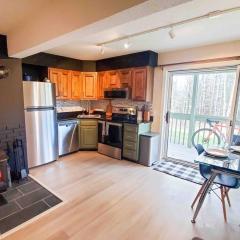 Burke Abode - Trailside Condo with King & Full Beds