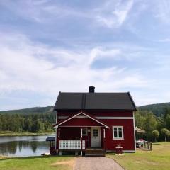 Mysigt fritidshus och annex med eget sjöläge!