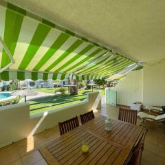 Casa adosada con porche, piscina y pista de pádel, junto al campo de golf